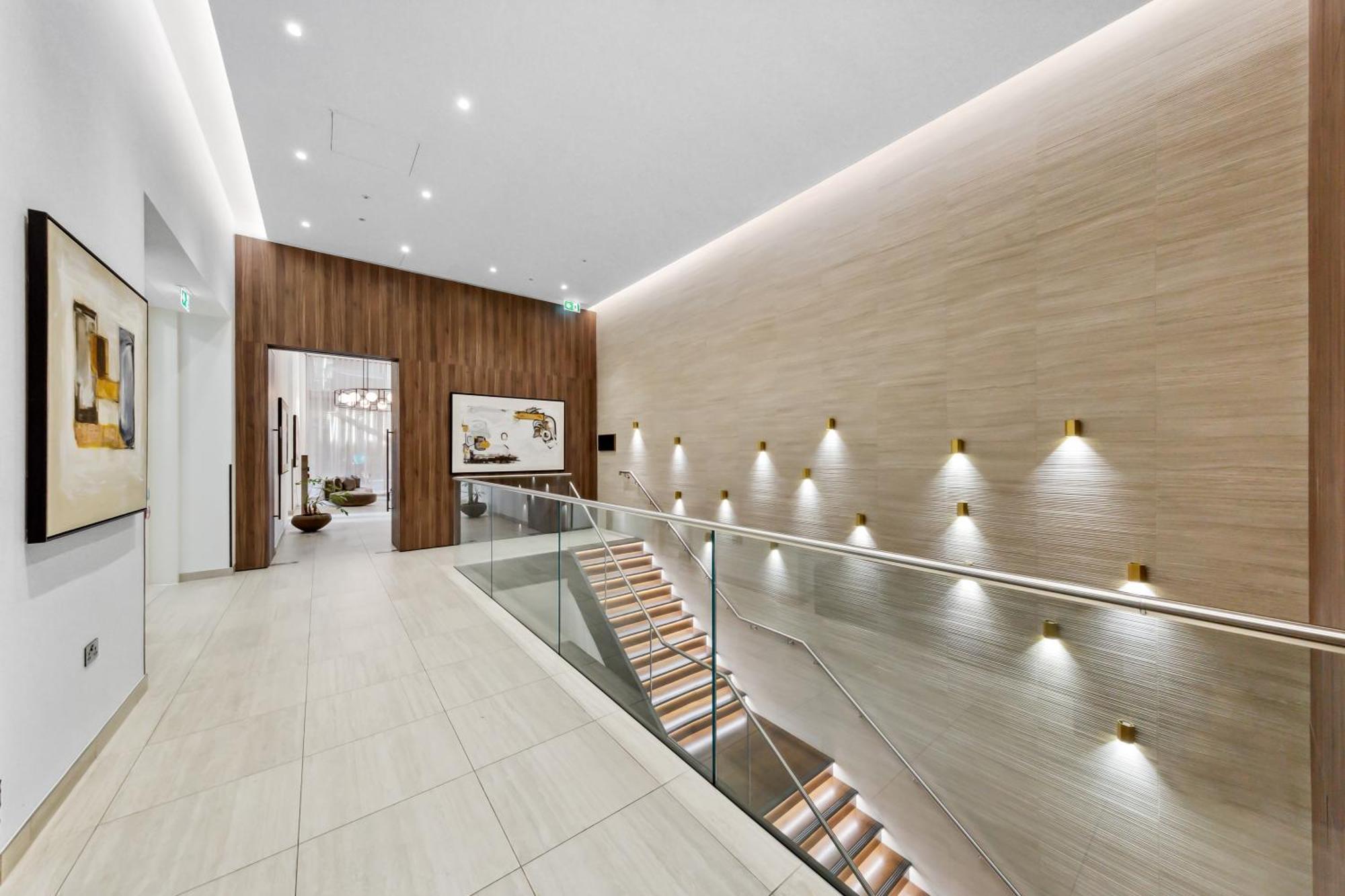 Apartment Luxury Sky Scraper Building Modern 2 Bedroom Next To Westfield Shopping Mall London! *