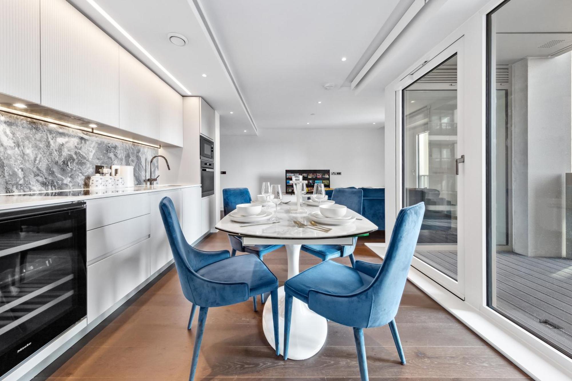 Luxury Sky Scraper Building Modern 2 Bedroom Next To Westfield Shopping Mall London! *