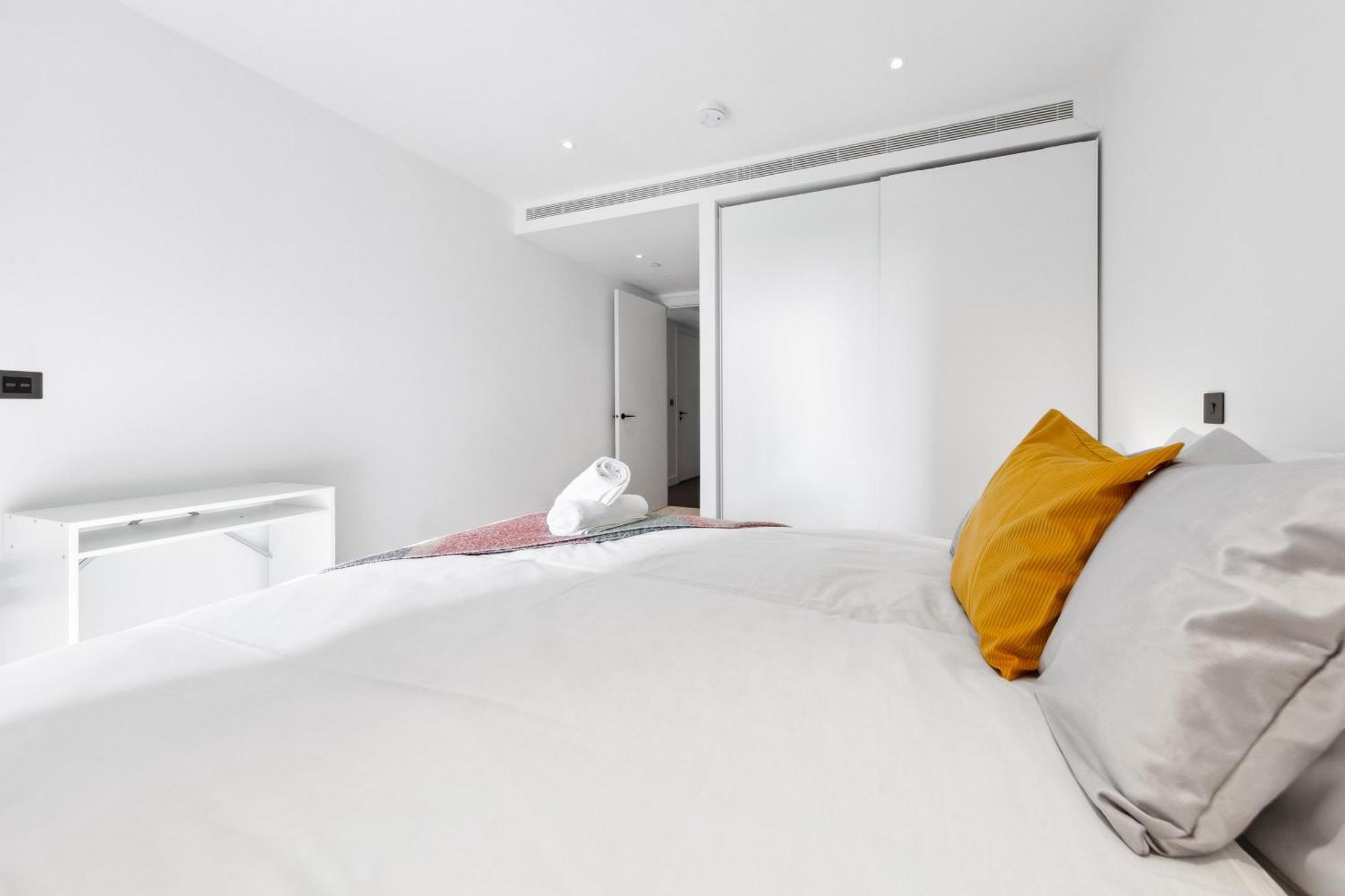 Apartment Luxury Sky Scraper Building Modern 2 Bedroom Next To Westfield Shopping Mall London!