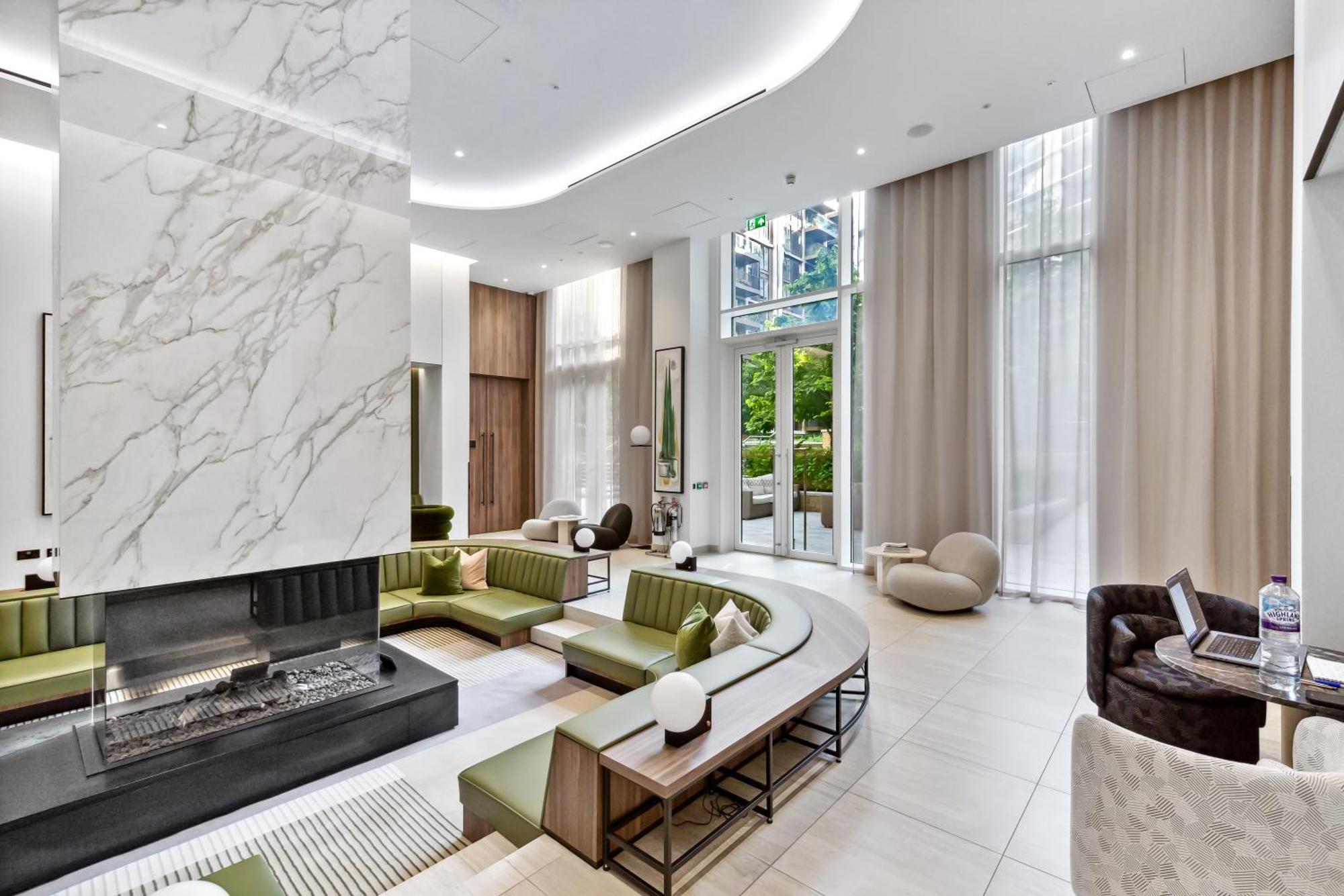 Luxury Sky Scraper Building Modern 2 Bedroom Next To Westfield Shopping Mall London! Apartment London