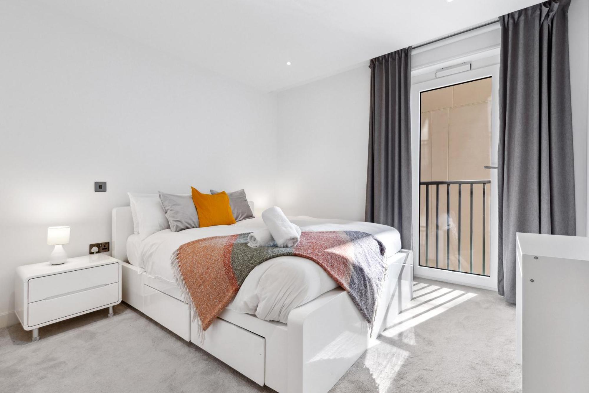 Luxury Sky Scraper Building Modern 2 Bedroom Next To Westfield Shopping Mall London! Apartment London