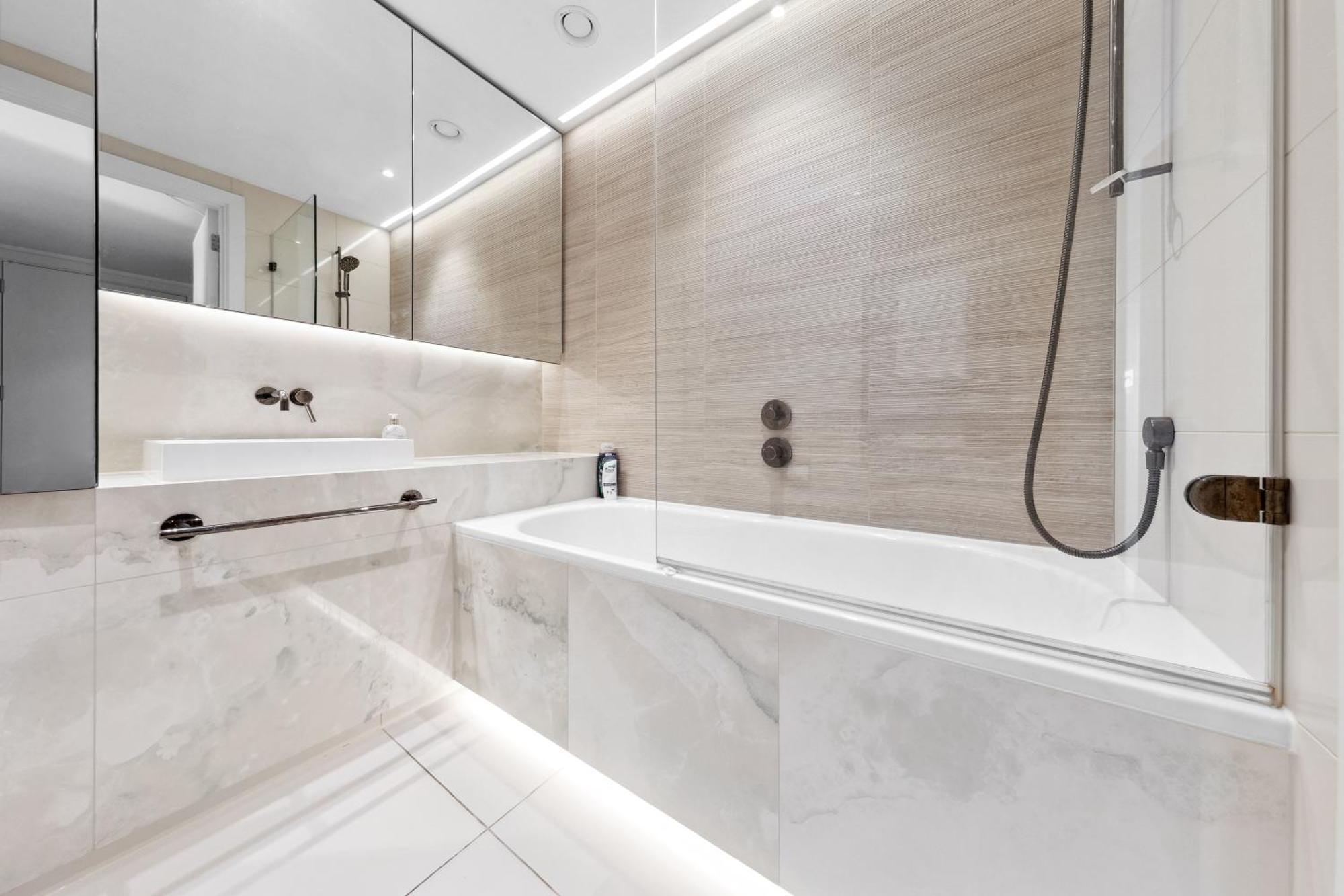 Luxury Sky Scraper Building Modern 2 Bedroom Next To Westfield Shopping Mall London! Apartment *