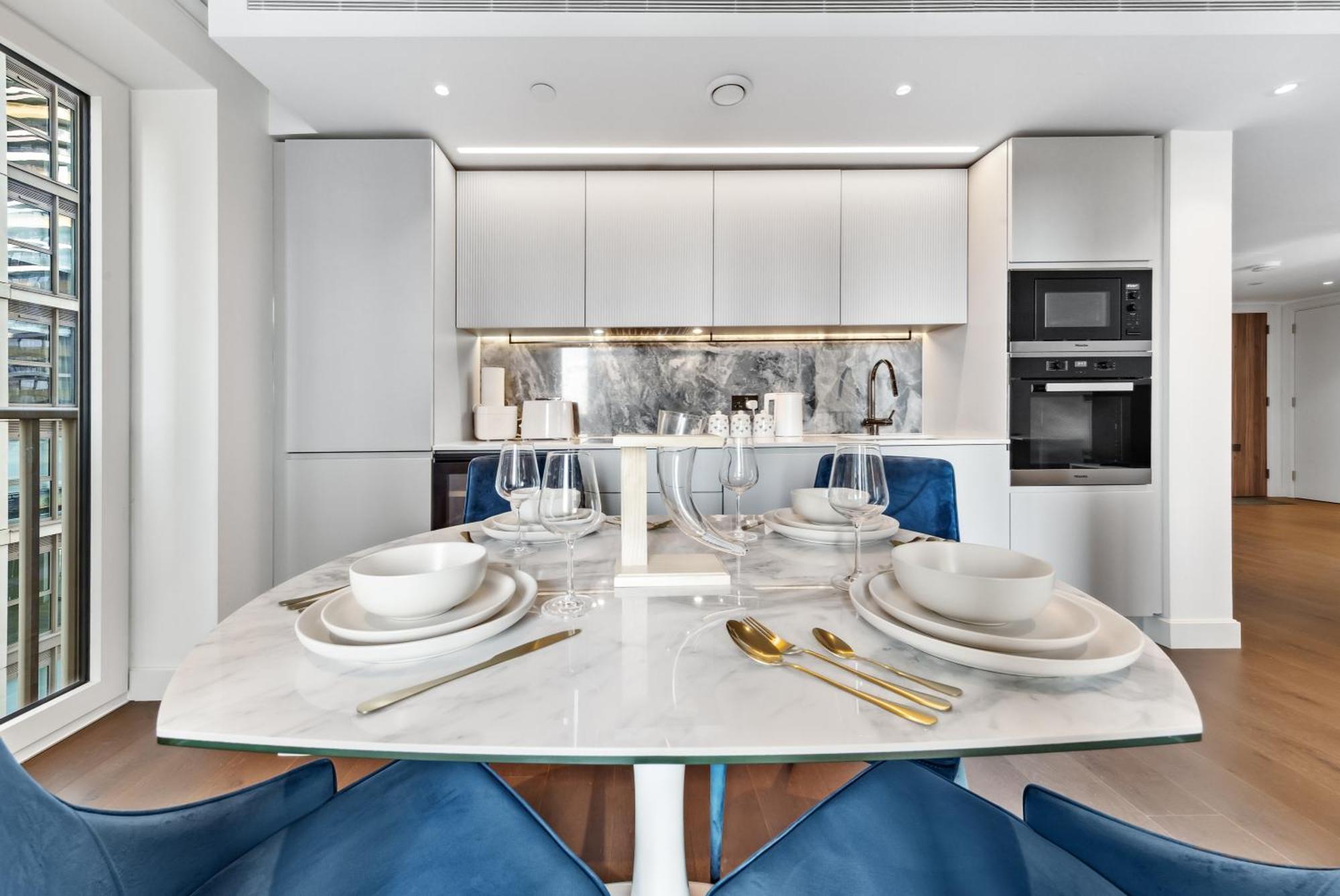 Apartment Luxury Sky Scraper Building Modern 2 Bedroom Next To Westfield Shopping Mall London! London