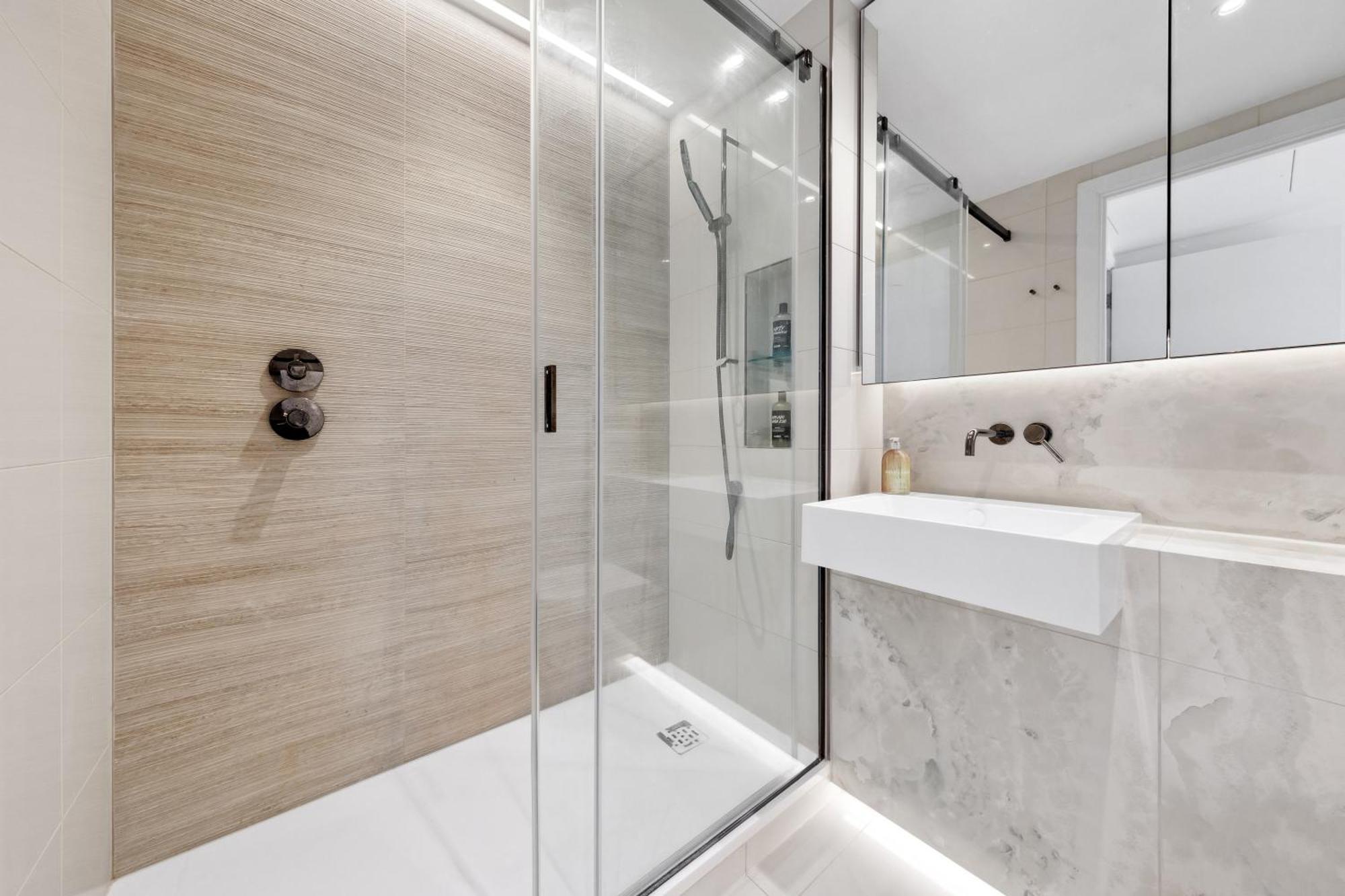 Luxury Sky Scraper Building Modern 2 Bedroom Next To Westfield Shopping Mall London! Apartment