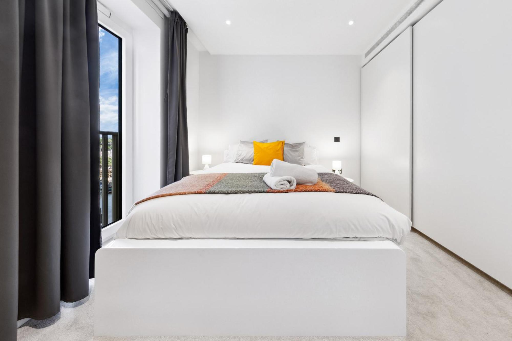 Apartment Luxury Sky Scraper Building Modern 2 Bedroom Next To Westfield Shopping Mall London!
