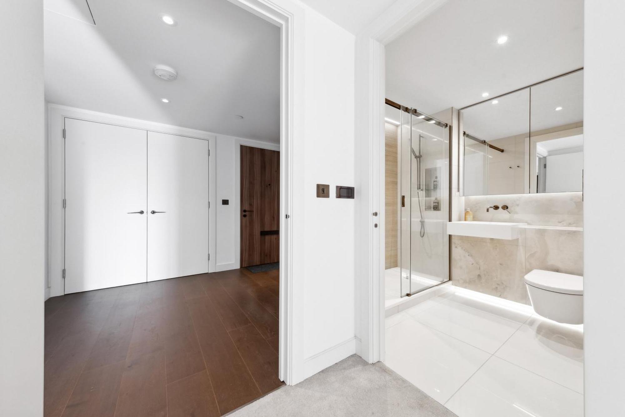 Luxury Sky Scraper Building Modern 2 Bedroom Next To Westfield Shopping Mall London! London