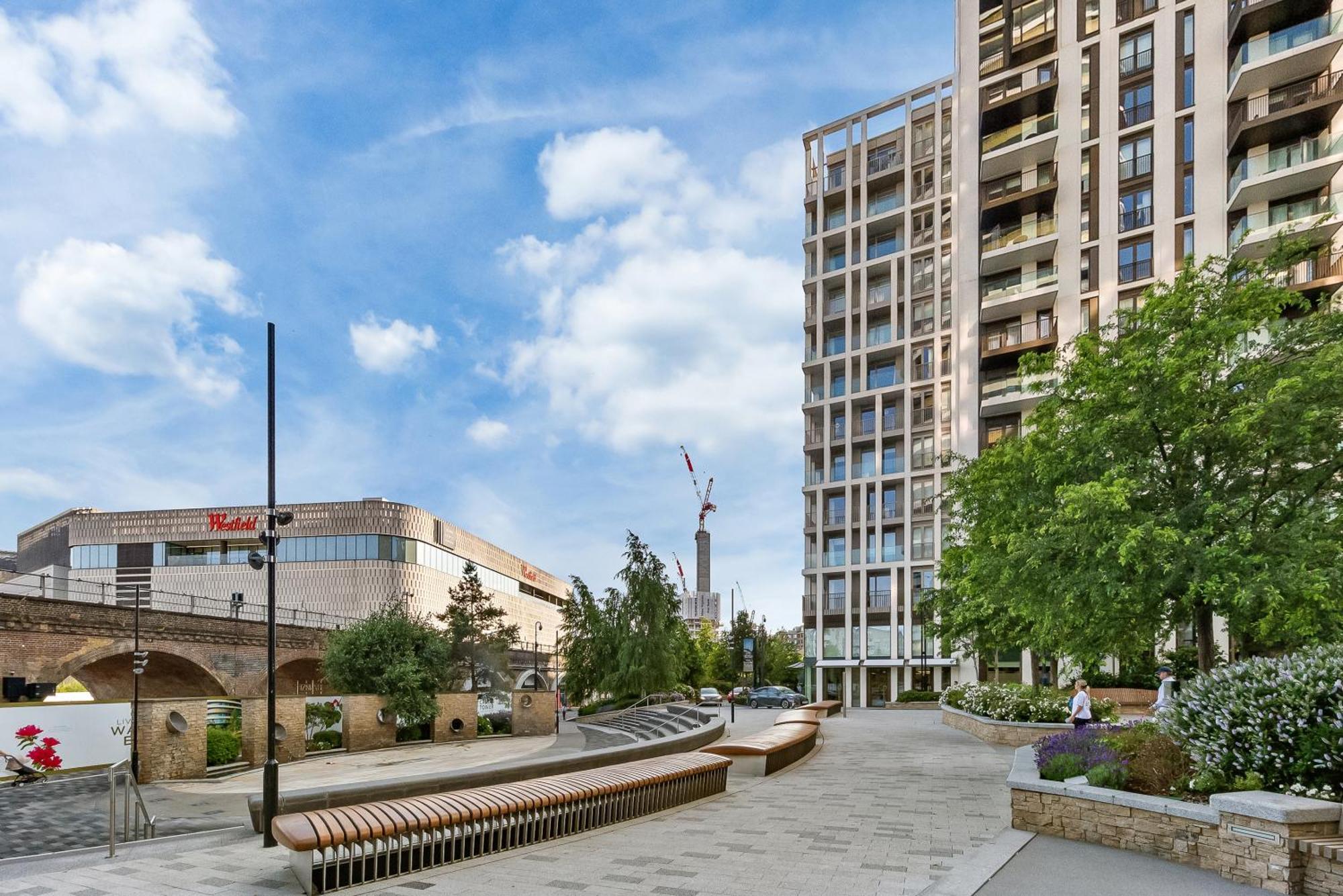 Apartment Luxury Sky Scraper Building Modern 2 Bedroom Next To Westfield Shopping Mall London!