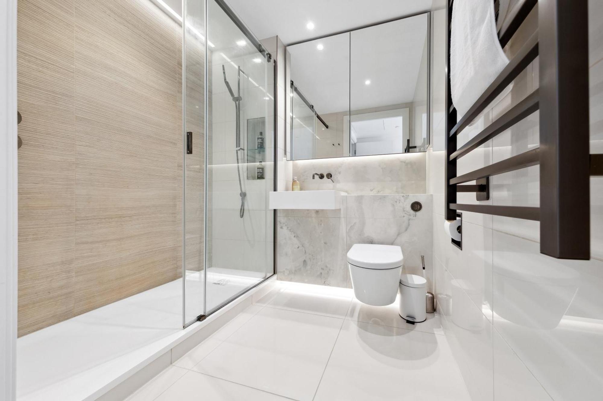 Apartment Luxury Sky Scraper Building Modern 2 Bedroom Next To Westfield Shopping Mall London! *