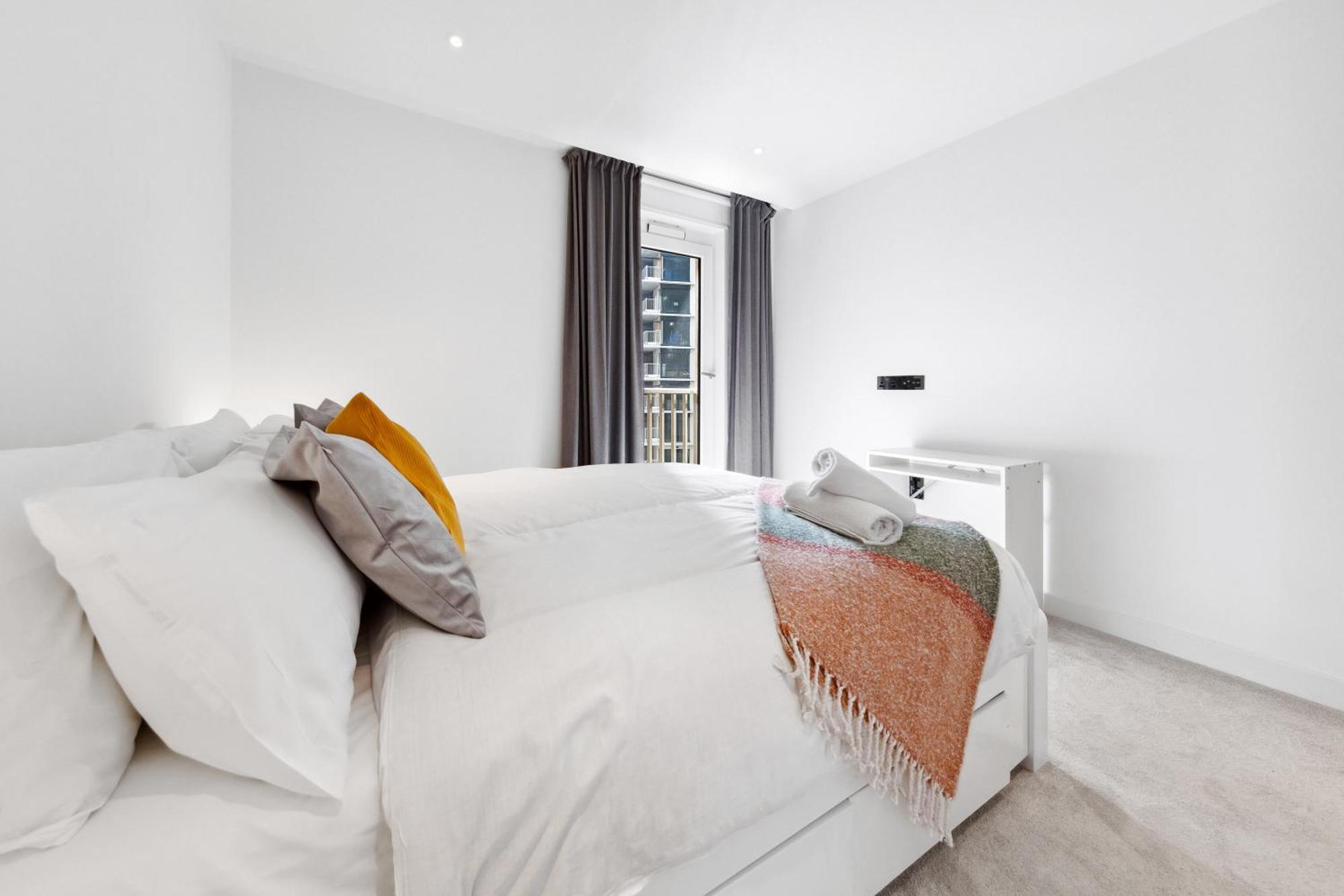 Apartment Luxury Sky Scraper Building Modern 2 Bedroom Next To Westfield Shopping Mall London! London