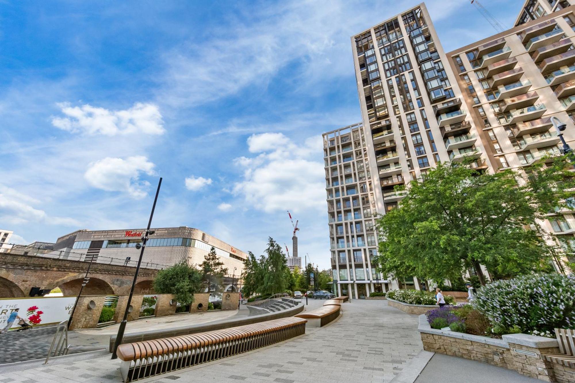 Luxury Sky Scraper Building Modern 2 Bedroom Next To Westfield Shopping Mall London! Apartment
