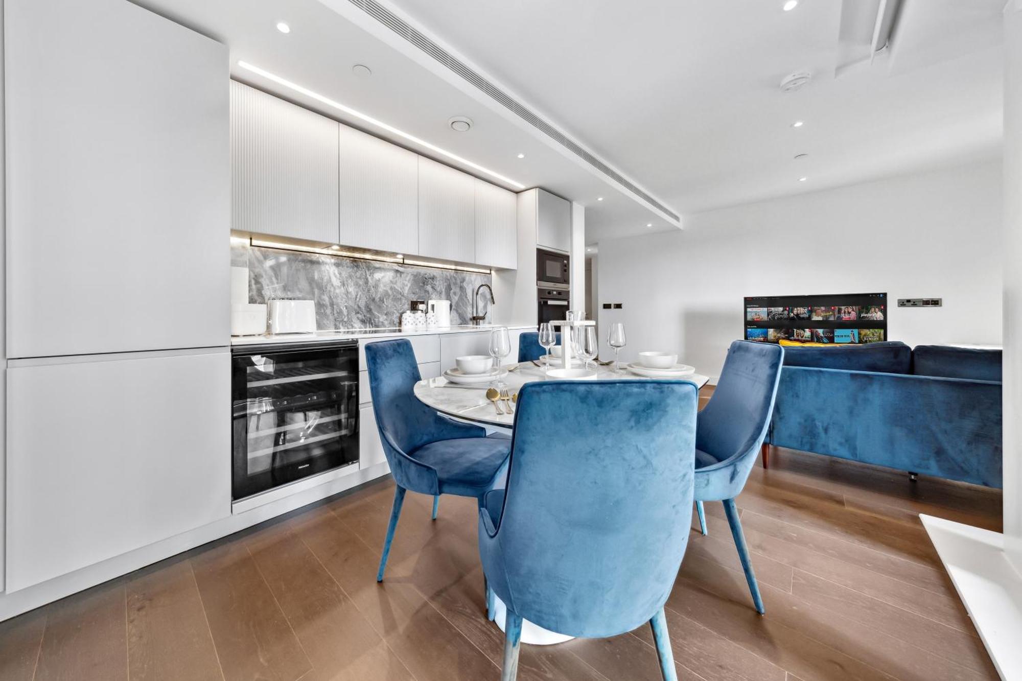 Apartment Luxury Sky Scraper Building Modern 2 Bedroom Next To Westfield Shopping Mall London!