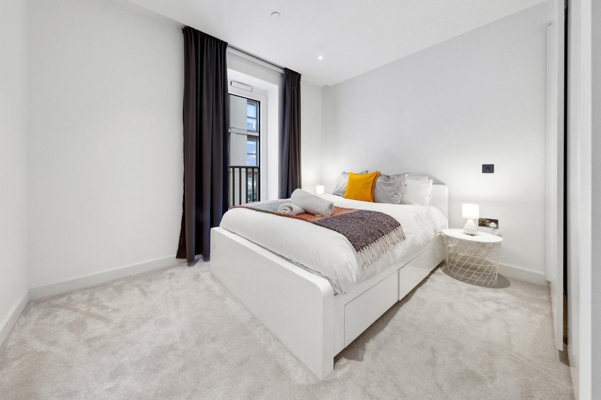 Luxury Sky Scraper Building Modern 2 Bedroom Next To Westfield Shopping Mall London! *