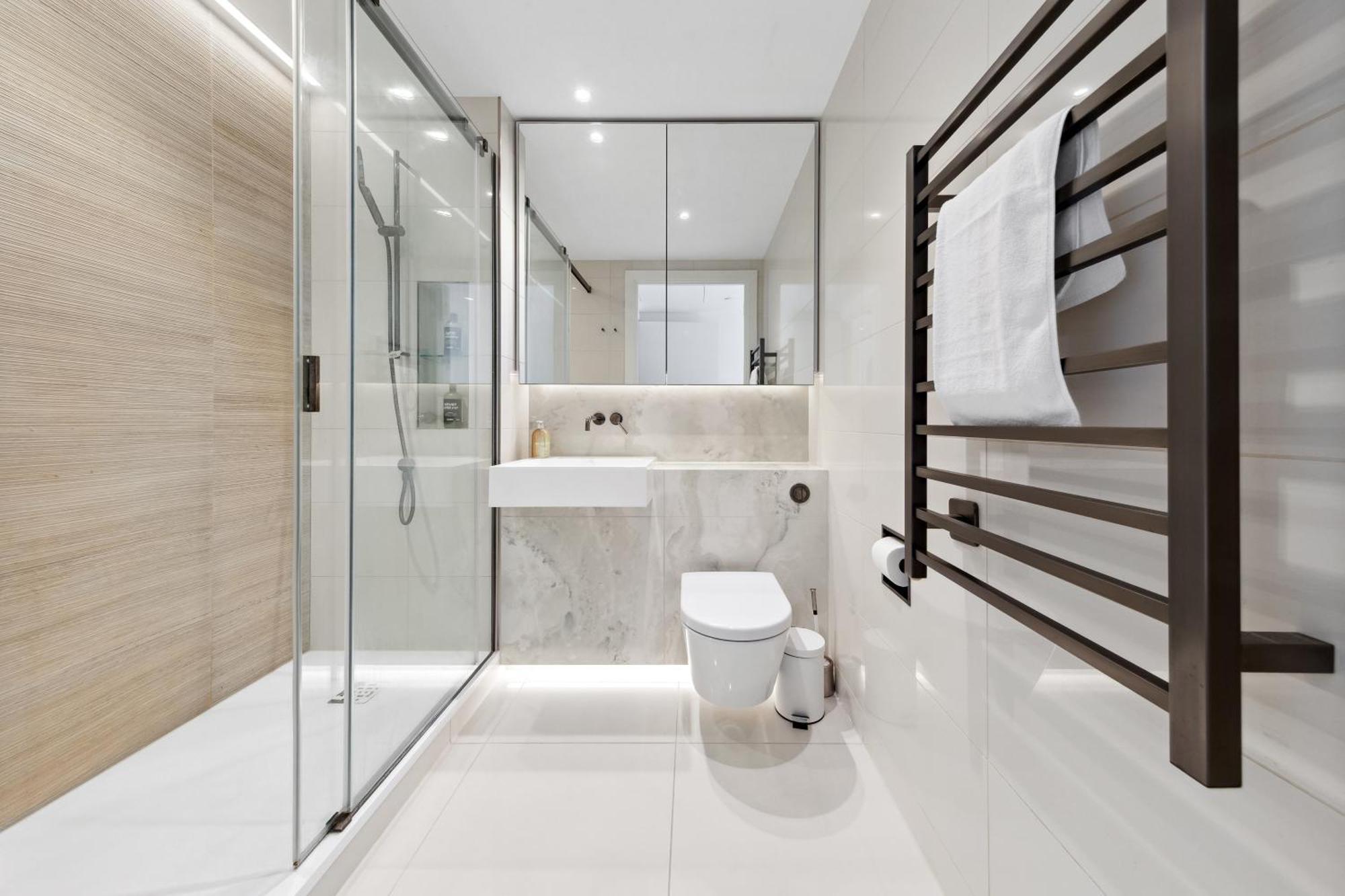 Luxury Sky Scraper Building Modern 2 Bedroom Next To Westfield Shopping Mall London! * London