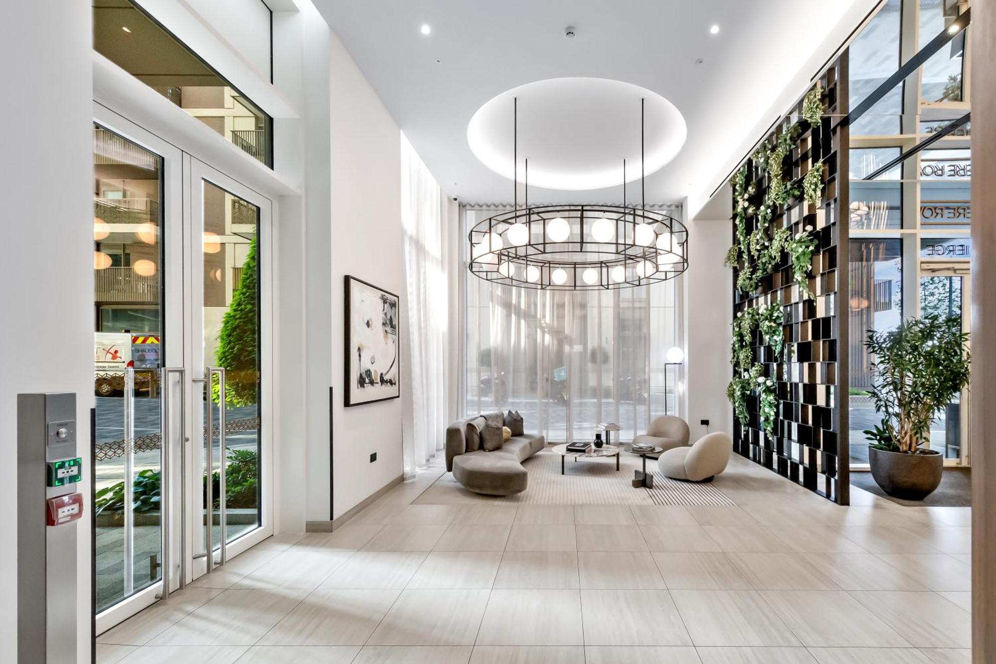 Luxury Sky Scraper Building Modern 2 Bedroom Next To Westfield Shopping Mall London!