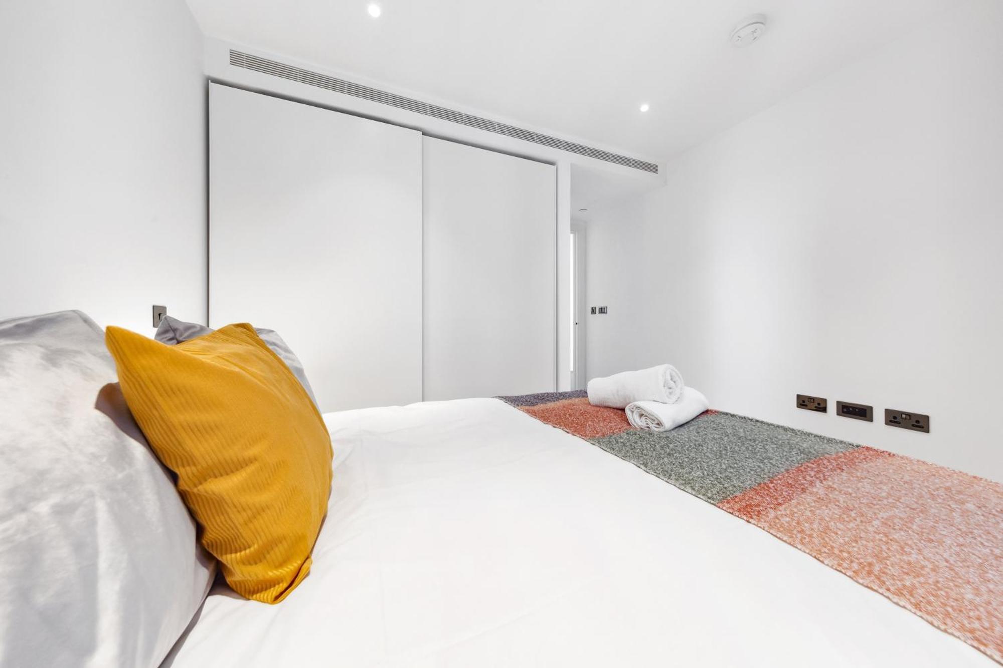 Luxury Sky Scraper Building Modern 2 Bedroom Next To Westfield Shopping Mall London! Apartment