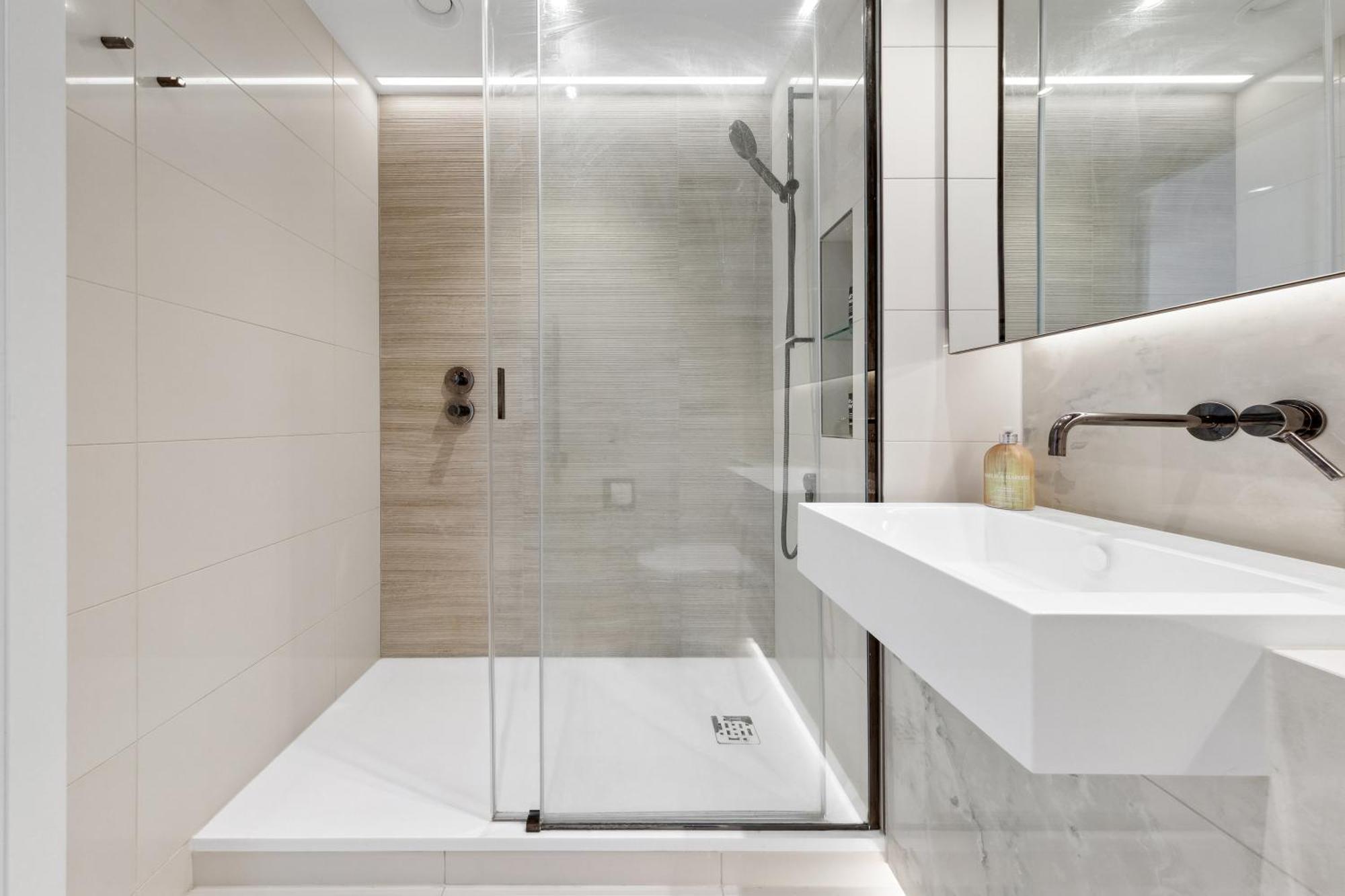 Luxury Sky Scraper Building Modern 2 Bedroom Next To Westfield Shopping Mall London! Apartment
