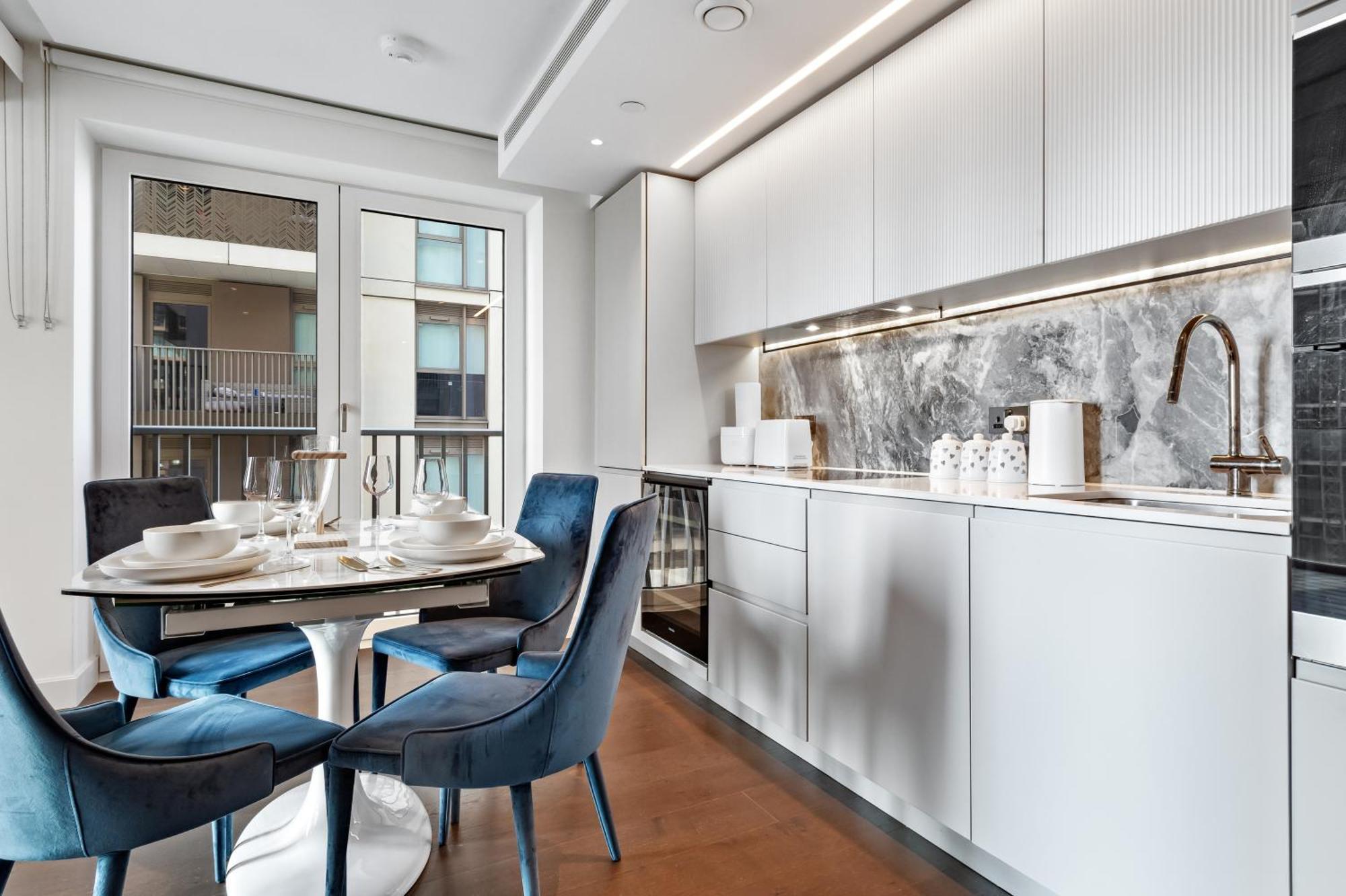 Luxury Sky Scraper Building Modern 2 Bedroom Next To Westfield Shopping Mall London! London
