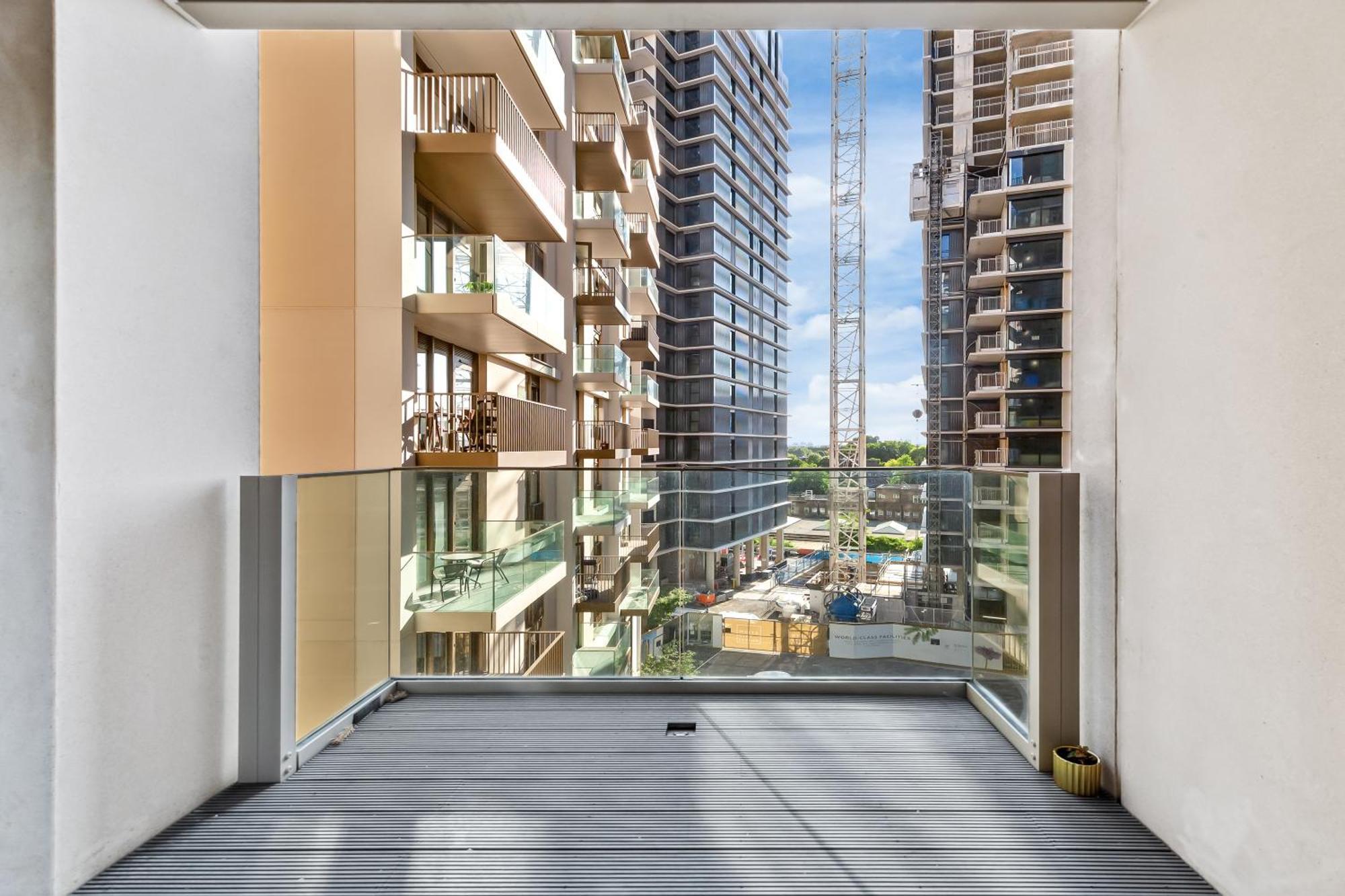 Luxury Sky Scraper Building Modern 2 Bedroom Next To Westfield Shopping Mall London! Apartment *