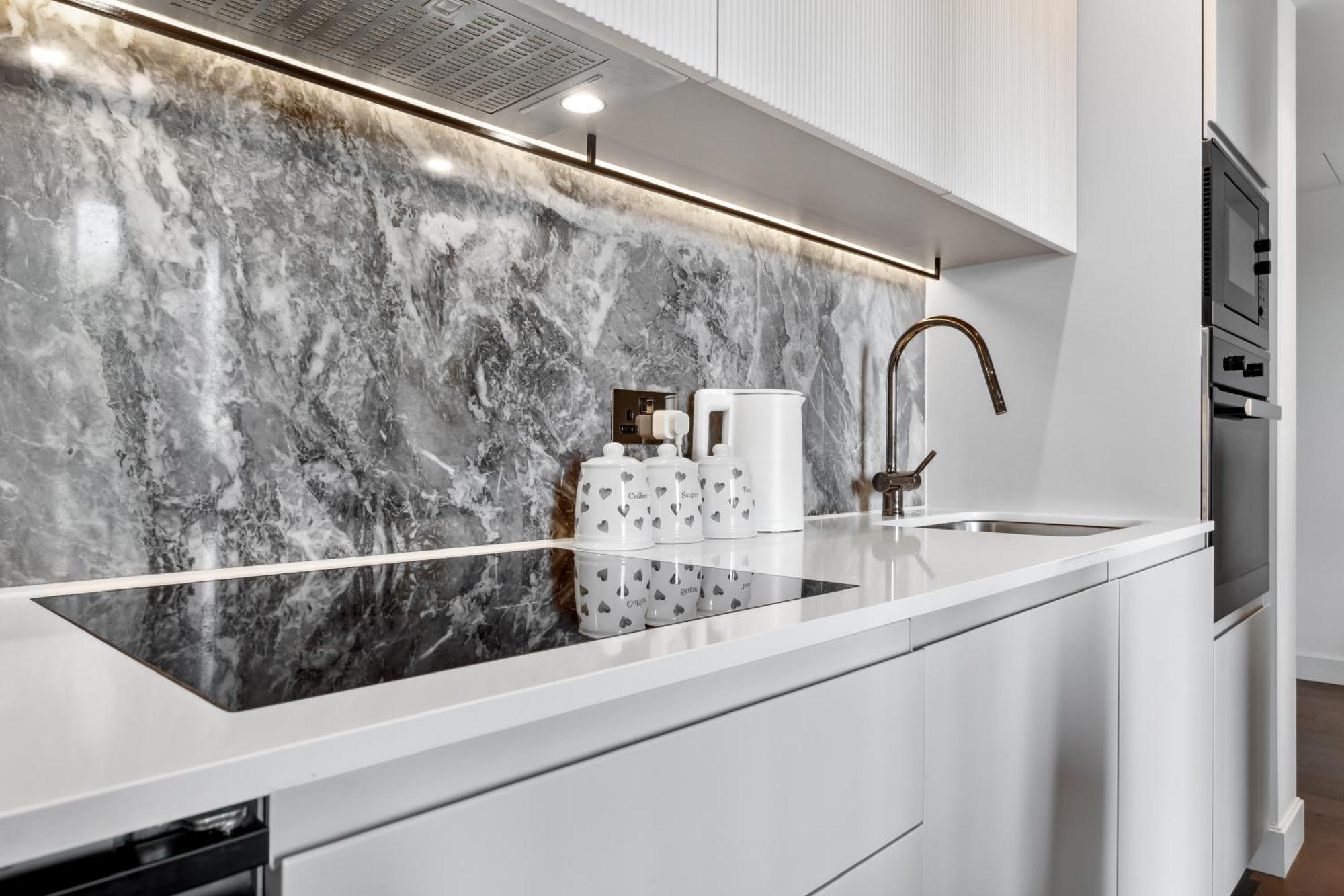 Luxury Sky Scraper Building Modern 2 Bedroom Next To Westfield Shopping Mall London! * London