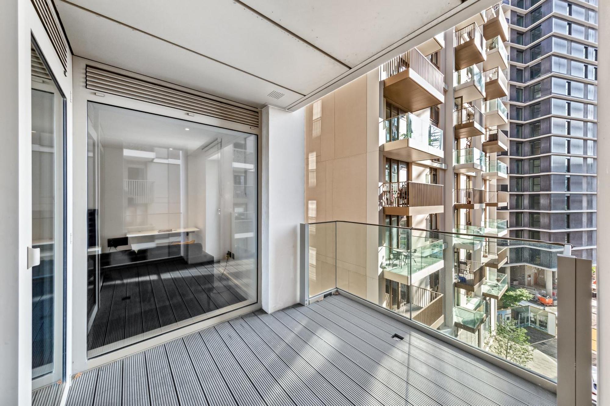 Luxury Sky Scraper Building Modern 2 Bedroom Next To Westfield Shopping Mall London! * London