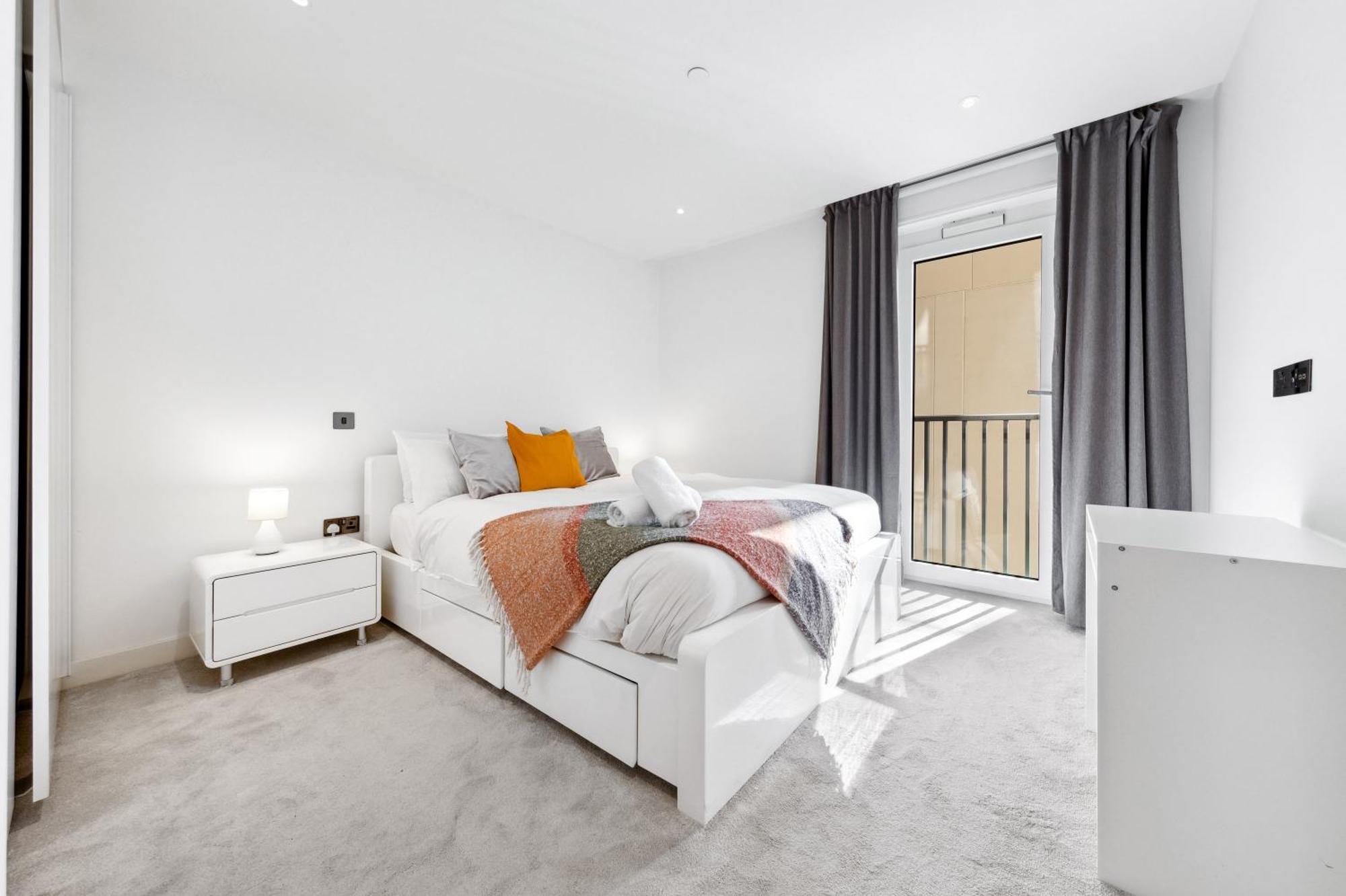 Luxury Sky Scraper Building Modern 2 Bedroom Next To Westfield Shopping Mall London! Apartment